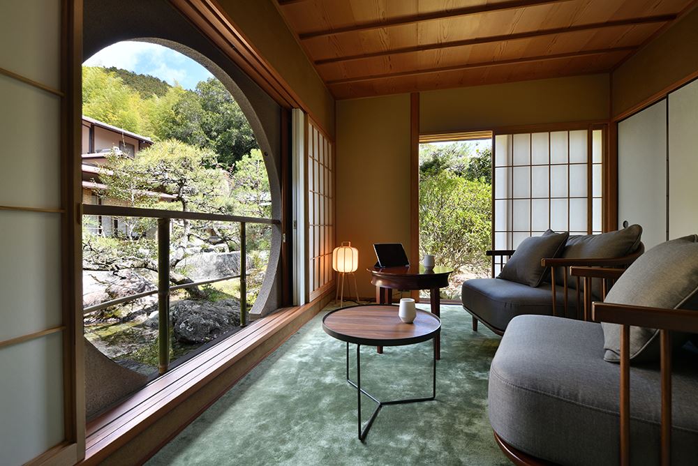 Shuzenji Hanareyado Oninosumika. From the bright, corner living room overlooking the grounds, gaze upon the garden as it changes in every season. Reinvigorate your body with a deep sleep in the bedroom where tatami texture is a delight on bare feet.